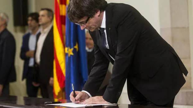 Puigdemont no se atreve y declara una independencia en diferido