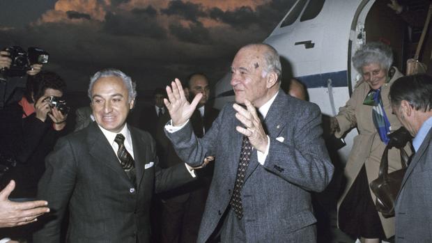 Tarradellas es recibido por el ministro de Trabajo, Manuel Jiménez de Parga, al descender del avión que los trasladó desde Tours (Francia) tras 38 años de exilio.