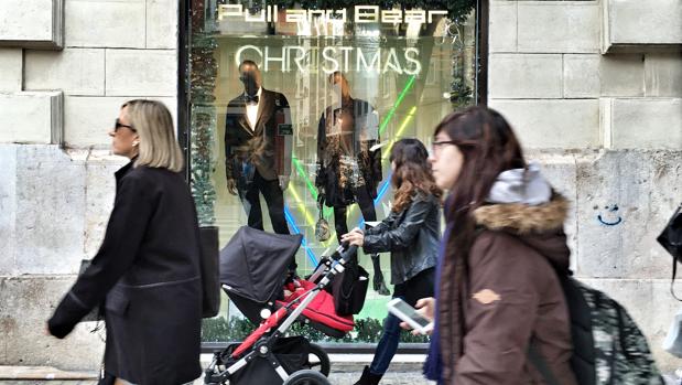 Escaparates de comercios en el centro de Valencia