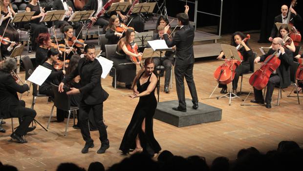 Una de las parejas de baile que actuó durante el concierto