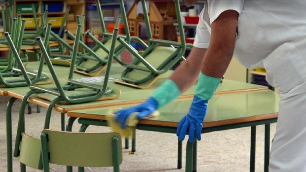 Empleada del servicio de limpieza en un colegio durante su jornada de trabajo