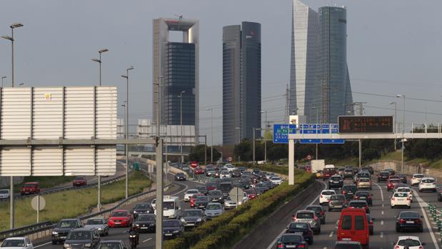 Atasco en el acceso a la A-1, con las cuatro torres al fondo