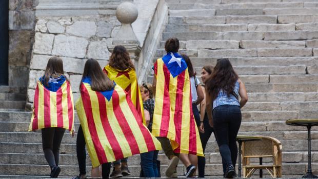 Jóvenes paseando por Gerona con banderas independentistas