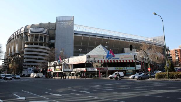 El Santiago Bernabéu, con el centro comercial de La Esquina delante