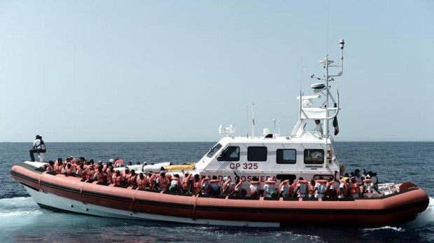 Imagen de un bote salvavidas francés de los que asiste al Aquarius