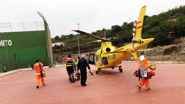 Imagen del helicóptero en la pista de fútbol sala del pueblo