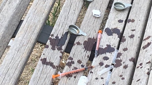 Jeringuillas abandonadas en el parque ubicado en la calle Mazaterón