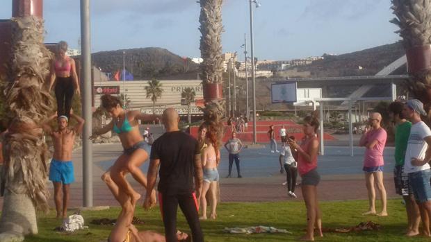 Jóvenes haciendo deporte frente al centro comercial Las Arenas de la ciudad de Las Palmas, que cumple 25 años