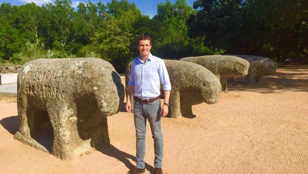 Pablo casado, durante una visita a los Toros de Guisando