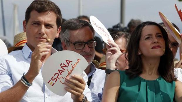 Rivera, Villegas y Arrimadsa, ayer en Barcelona