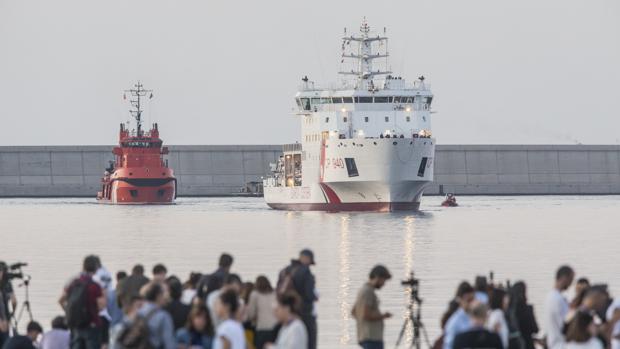 Imagen del muelle de Valencia, a la espera de la llegada del Aquarius