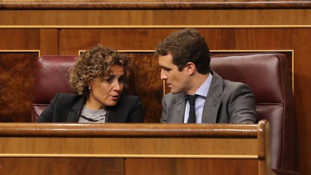 Dolors Montserrat y Pablo Casado, en el Congreso