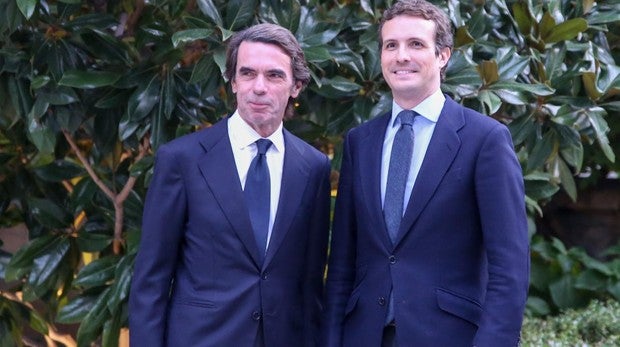 El expresidente del Gobierno, José María Aznar, y el líder del PP, Pablo Casado, en la presentación del último libro de Aznar