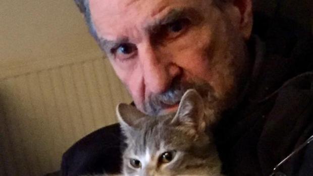 Mario Paoletti en su casa toledana con su gata Pipa