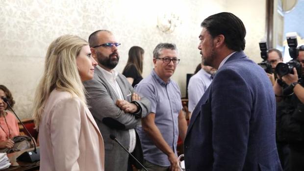 El concejal socialista Carlos Giménez (izquierda), junto a su compañera Eva Montesinos y frente al alcalde de Alicante, Luis Barcala