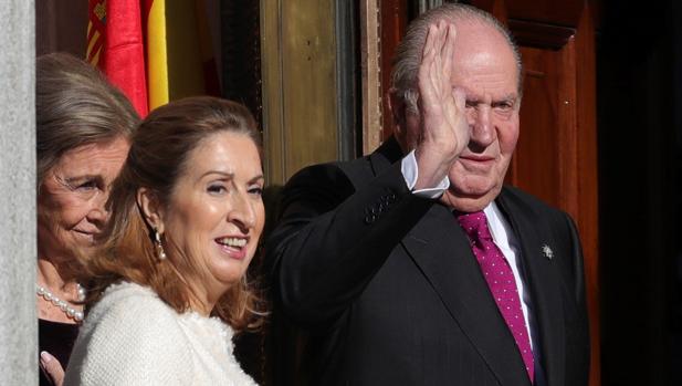 La presidenta del Congreso, Ana Pastor, este jueves junto a Don Juan Carlos y Doña Sofía en los actos de conmemoración del 40 aniversario de la Constitución