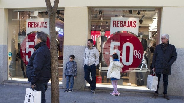 Comercios de Centro muestran ya sus rebajas, una semana antes de que empiece el periodo oficial
