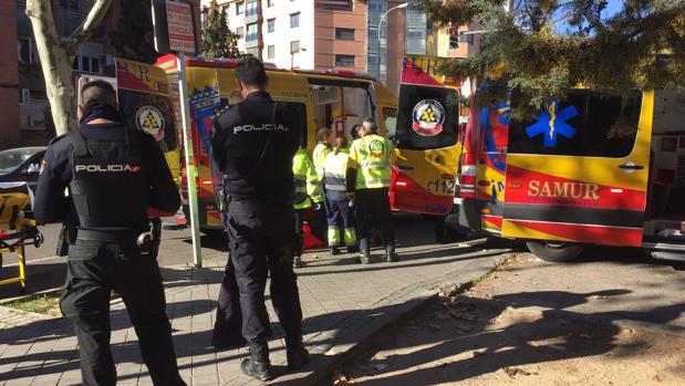 Agentes de la Policía Nacional y sanitarios del Samur en el lugar de la reyerta