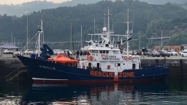 El barco Aita Mari, en el puerto de Pasajes