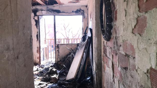 Interior de la vivienda donde se originó el fuego