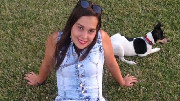 La joven, con uno de sus dos perros