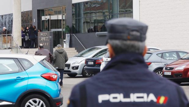 Efectivos de la Policía Nacional, durante el registro la pasada semana
