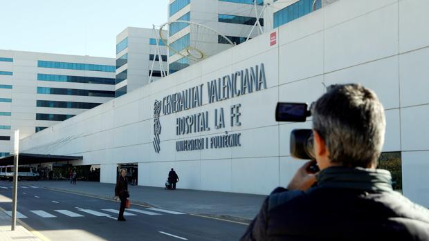 Un periodista toma imágenes del exterior del hospital La Fe, donde se encuentra ingresado Zaplana