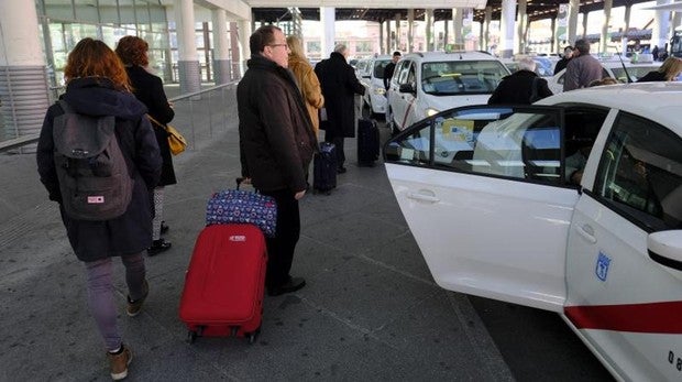 Usuarios haciendo cola para coger un taxi en Atocha