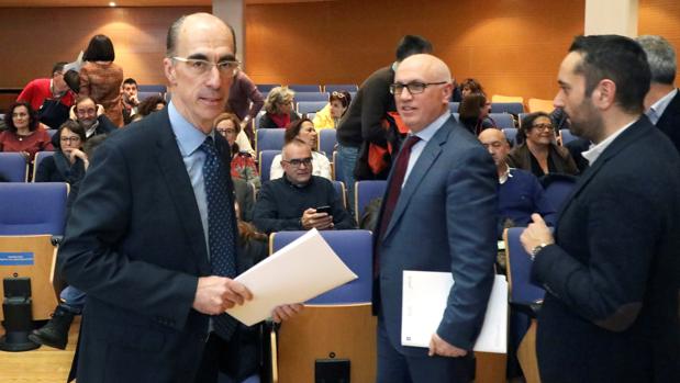El conselleiro de Sanidade, en diciembre, durante la reunión constitutiva de los grupos de trabajo