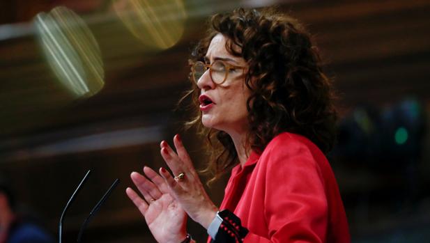 La ministra de Hacienda, María Jesús Montero, este martes en la tribuna de oradores