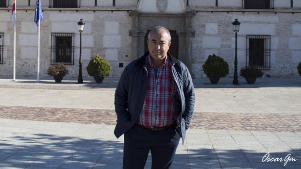 Jesús Hijosa es alcalde desde hace 20 años. «En un pueblo pequeño no influyen las obras, ni los toros», dice