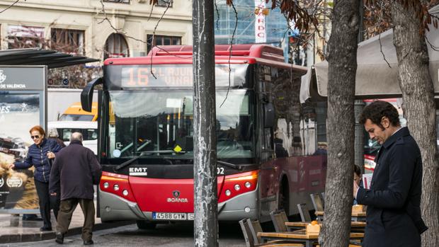 Imagen de un autobús de la EMT de Valencia