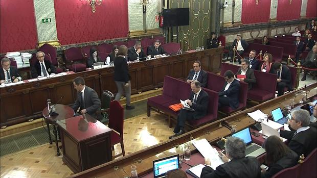 El salón de plenos del Tribunal Supremo en el instante en el que José Antonio Nieto se sienta para testificar