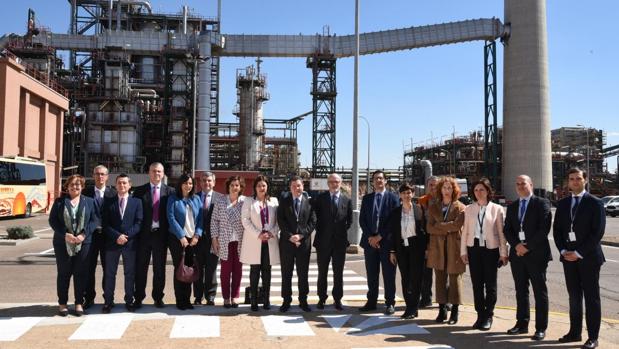 Page y Brufau, en el centro, ayer durante la visita realizada al complejo de Repsol en Puertollano