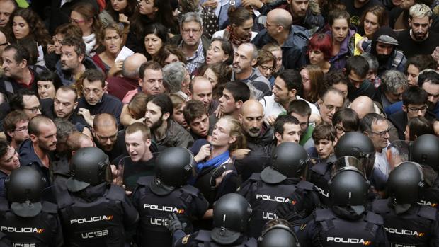 Un cordón de los antidisturbios de la Policía Nacional contiene a independentistas el 1-O