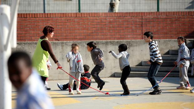 Alumnos jugando en el patio de un colegio de Salt (Girona)
