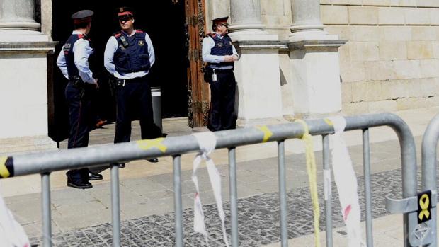 Mossos y simbología amarilla en la entrada de la Generalitat