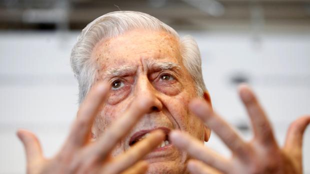 Vargas Llosa durante una de sus intervenciones en Galicia