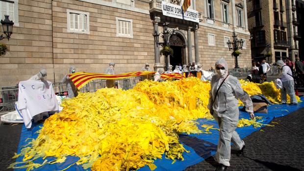 Críticos con el independentismo depositan miles de lazos frente al Palacio de la Generalitat