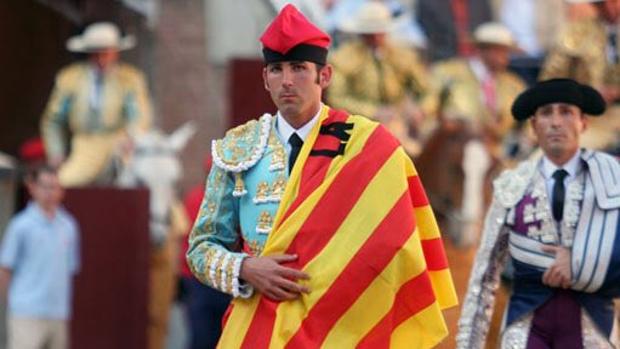 Serafín Marín ataviado con una barretina y una señera