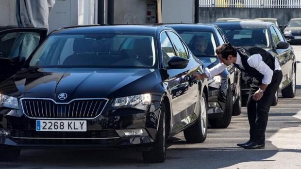 Un conductor limpia un vehículo de Cabify