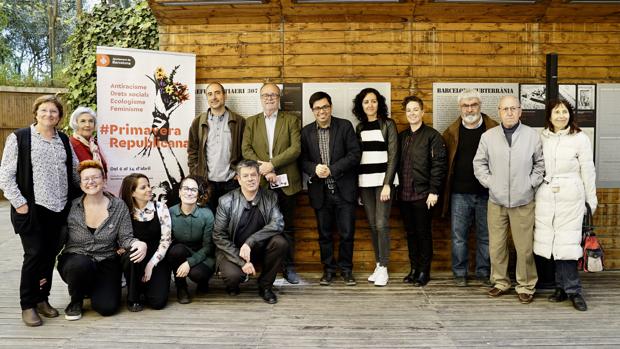 Pisarello, en el centro, junto a otros miembros de colectivos republicanos durante la presentación del ciclo