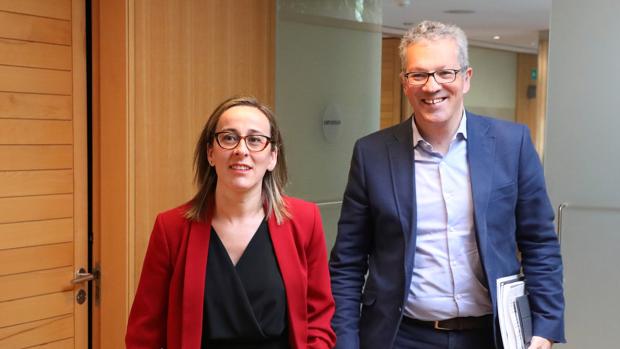 La conselleira de Infraestruturas , Ethel Vázquez, junto al director general de Movilidad, Ignacio Maestro