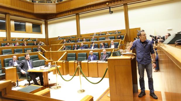 Julen Arzuaga, diputado de EH Bildu, discute con la presidenta del Parlamento vasco