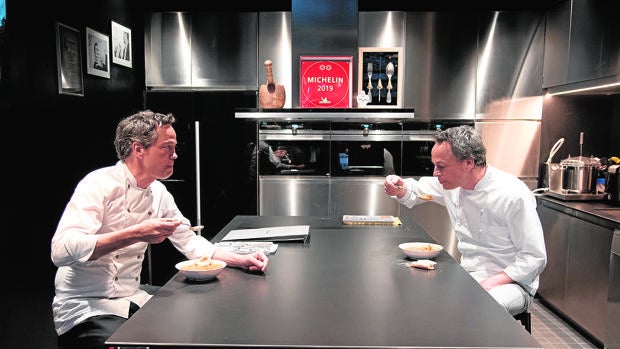 Los hermanos, en su cocina