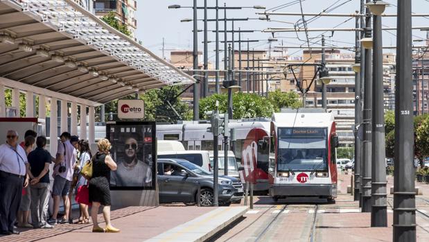 Imagen del tranvía de Valencia en la parada Doctor Lluch