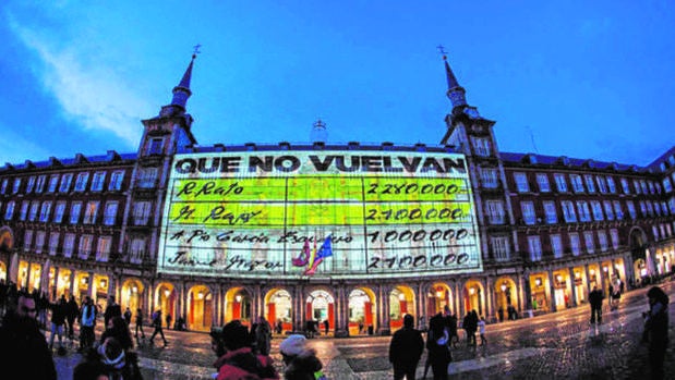 El vídeo que proyectó Podemos en la Casa de la Panadería de la Plaza Mayor antes de que comenzase la campaña electoral