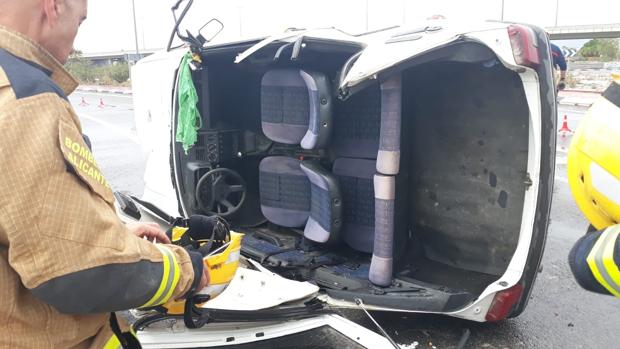 Imágenes tras el accidente en la rotonda de la Universidad de Alicante