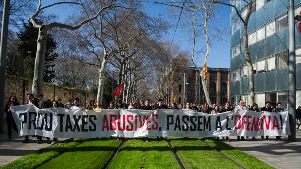 Estudiantes se manifestan contra las altas tasas universitarias en Cataluña
