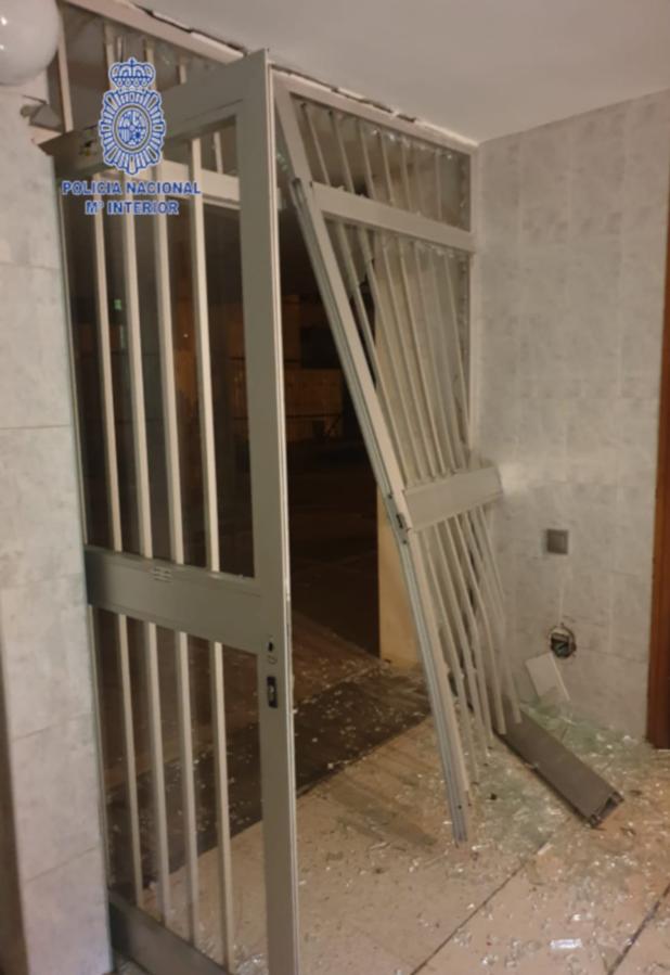 El vehículo impactó contra la puerta del portal